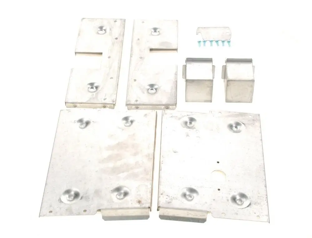 BOSCH-Teile aus Metall, die Komponenten einer Verbrennungskammer zeigen, bestehend aus mehreren Platten und Kästen sowie kleinen Schrauben.